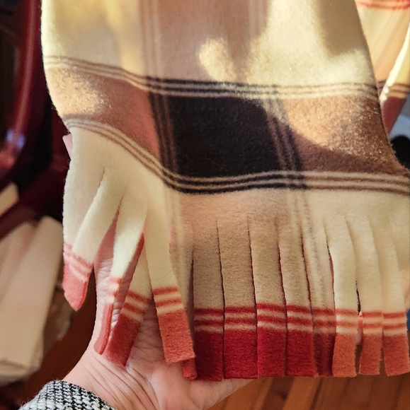 Polar fleece scarf handcut - Picture 5 of 6